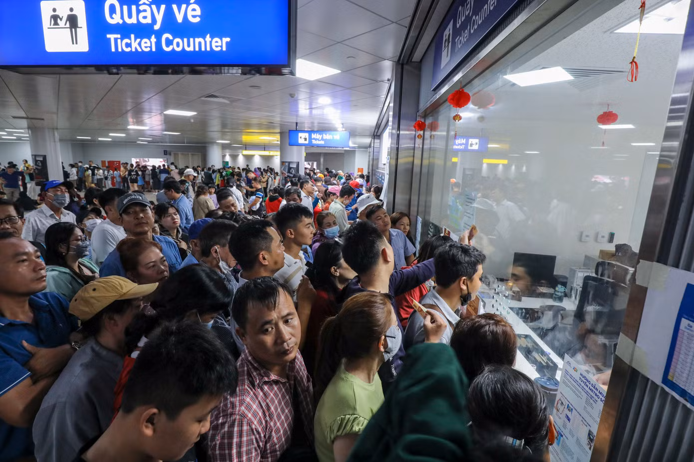 Người dân xếp hàng mua vé để đi tàu metro số 1 TPHCM trong dịp Tết nguyên đán 2025. Ảnh: Duy Anh