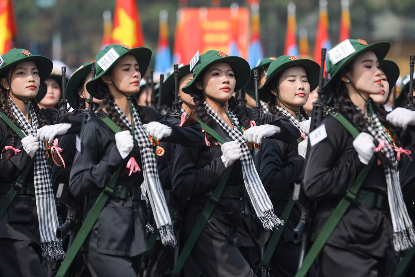 Để có được những hình ảnh đẹp, ấn tượng này, các chiến sĩ đã trải qua những ngày phơi nắng, dầm mưa tập luyện. Tất cả cùng nỗ lực để những bước chân, ánh mắt, đánh mặt sẽ được thế giới biết đến.