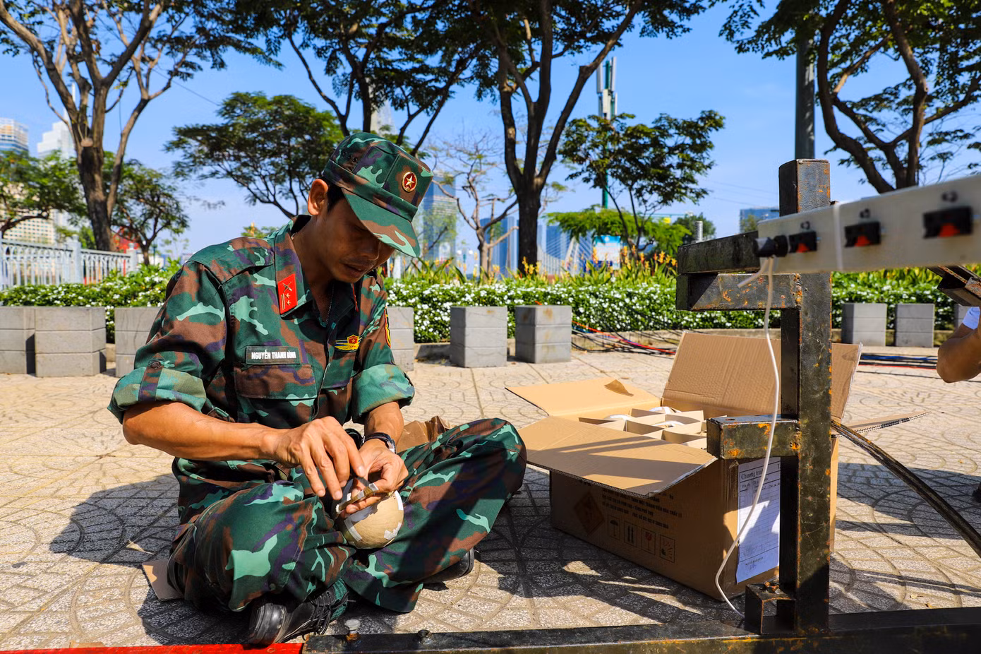 Trung tá Nguyễn Thành Nhiệm - Trưởng ban Quân Khí, Bộ Tư Lệnh TPHCM cho biết, với các điểm pháo hoa tầm cao, công tác chuẩn bị là 2 ngày. “Hôm qua (27.1), chúng tôi sắp xếp giàn, nòng và đi dây. Hôm nay là kết hợp đạn và đấu nối đạn với giàn pháo. Các chiến sĩ đã phải thức từ 2 giờ sáng để đến nhận đạn ở TP.Thủ Đức, sau đó vận chuyển về các vị trí tổ chức bắn pháo hoa trên địa bàn. Dự kiến trước 15 giờ hôm nay, công tác chuẩn bị sẽ hoàn tất và sẵn sàng phục vụ người dân TPHCM đêm giao thừa“.