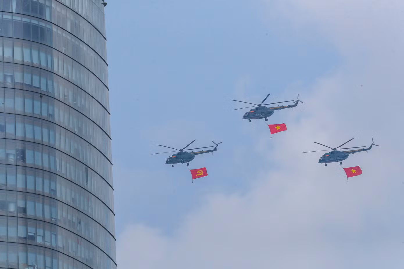 Các phi đội bay trên bầu trời TPHCM.