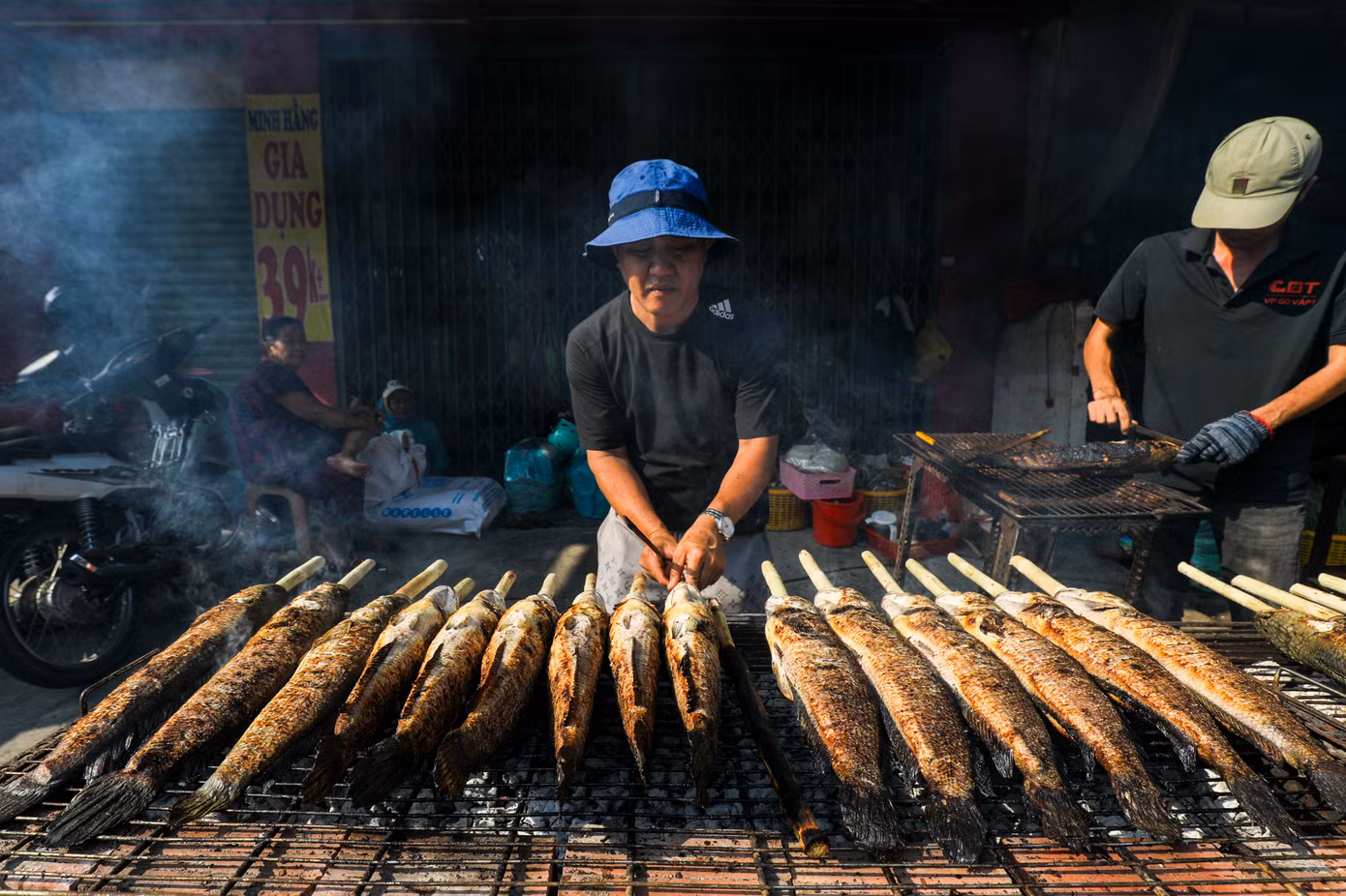 Chiều 6/2 (mùng 9 tháng Giêng), "phố cá lóc nướng" trên đường Tân Kỳ Tân Quý (quận Tân Phú, TPHCM) nghi ngút khói bởi những cửa hàng bán cá lóc đang tất bật chuẩn bị cho ngày vía Thần Tài.