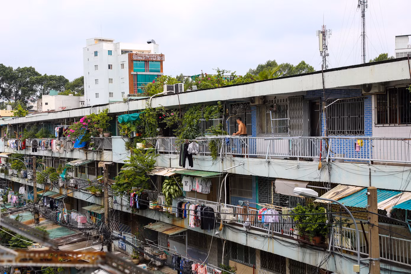 Ngoài việc gây mất mỹ quan đô thị, các "chuồng cọp" còn cản trở công tác cứu hộ, cứu nạn khi xảy ra hỏa hoạn.