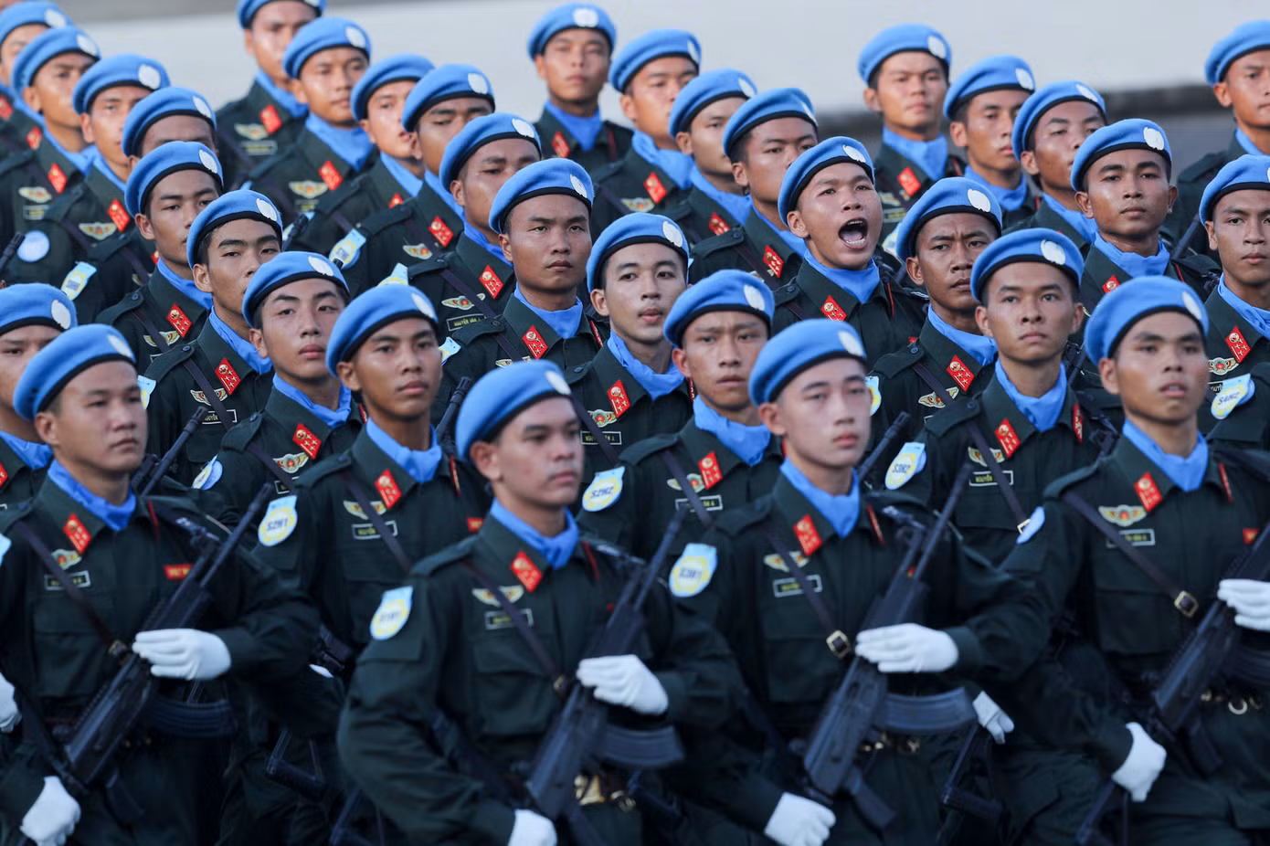 Để có được những hình ảnh đẹp, ấn tượng này, các chiến sĩ đã trải qua những ngày phơi nắng, dầm mưa tập luyện. Tất cả cùng nỗ lực để những bước chân, ánh mắt, đánh mặt sẽ được thế giới biết đến.