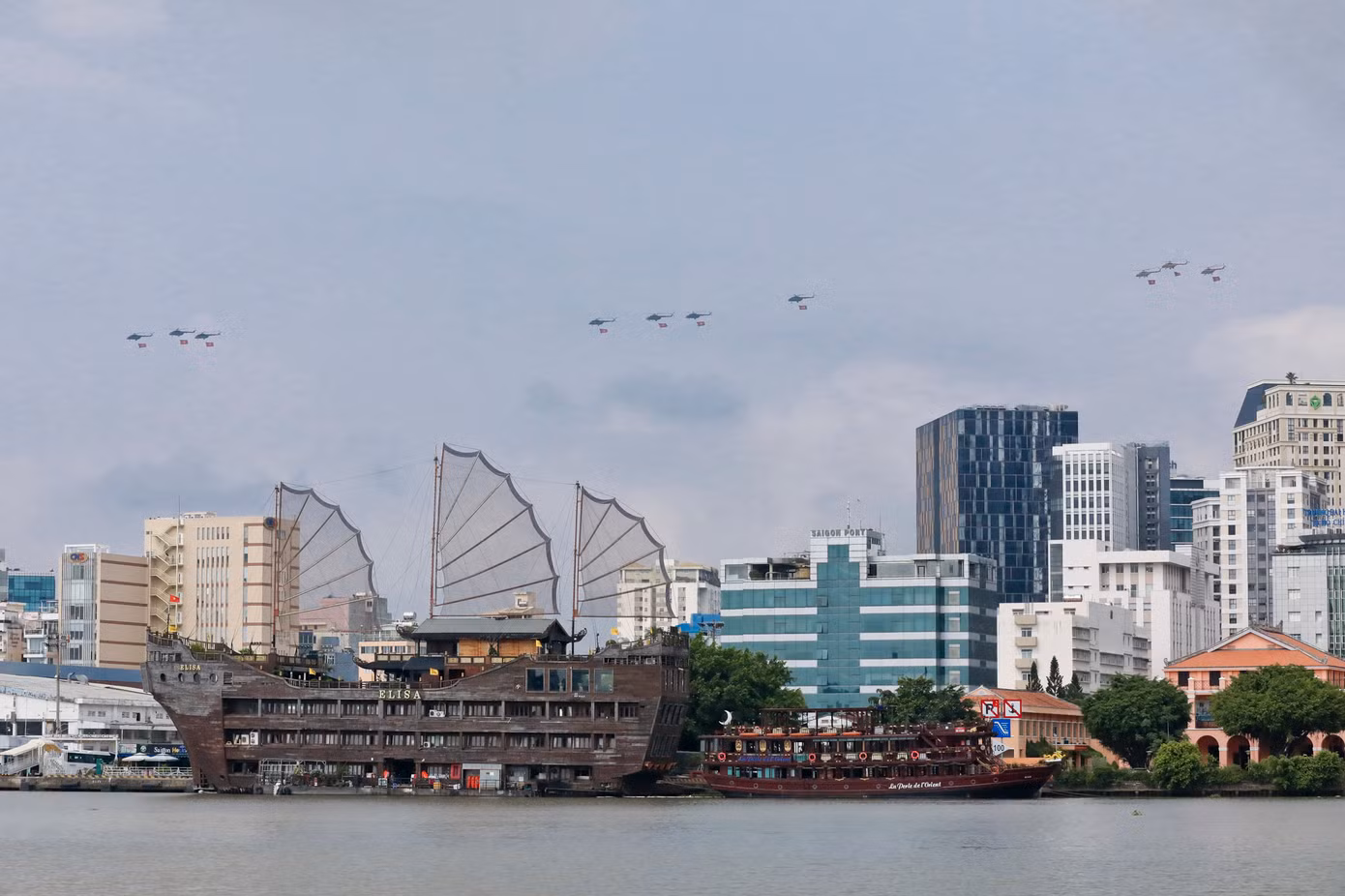 Biên đội trực thăng xuất phát từ sân bay Biên Hòa, hướng đến TPHCM.