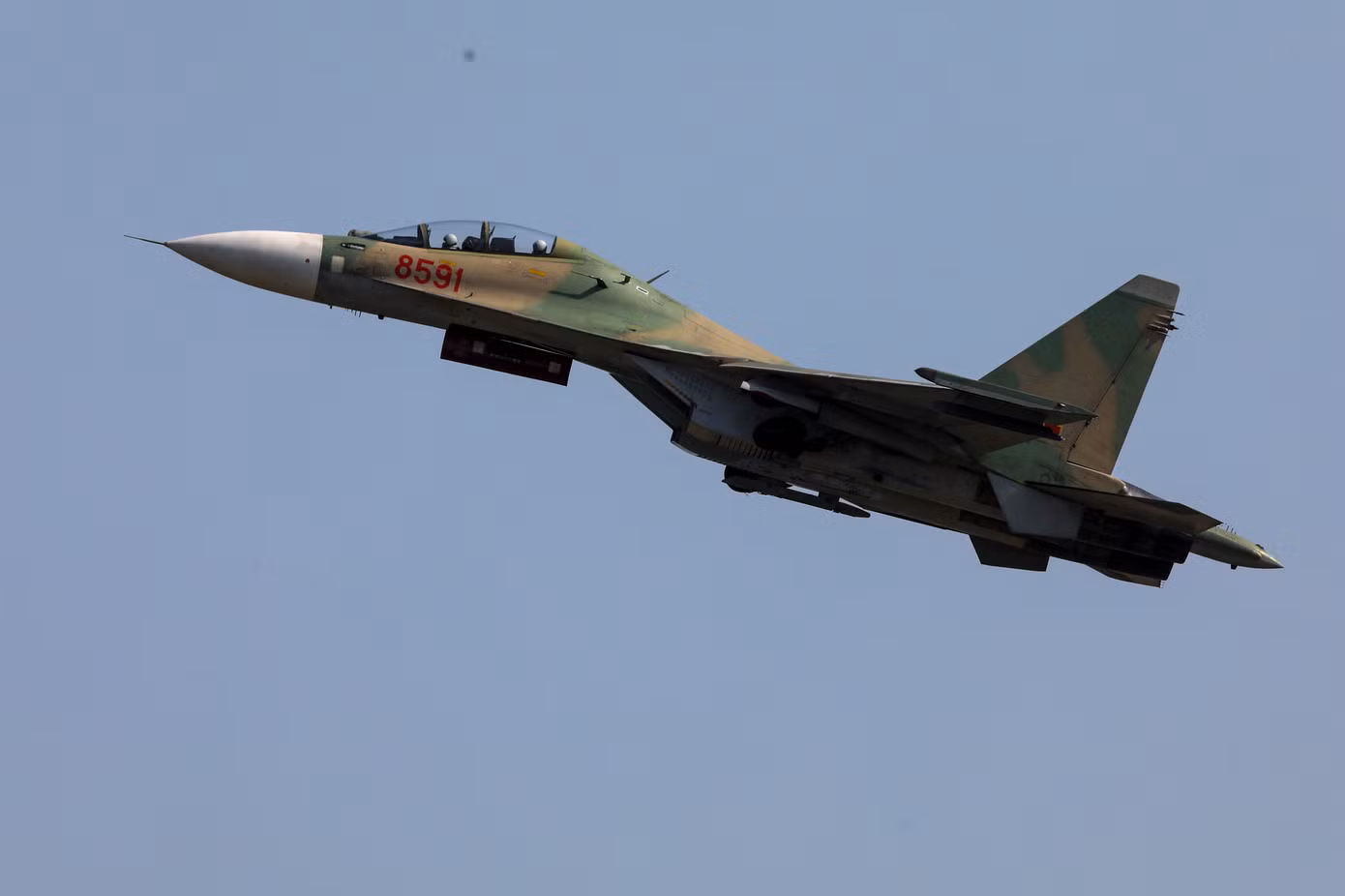 Tiếp sau đó, các máy bay Yak130, Su-30MK2 bay với đội hình mũi tên theo sau.