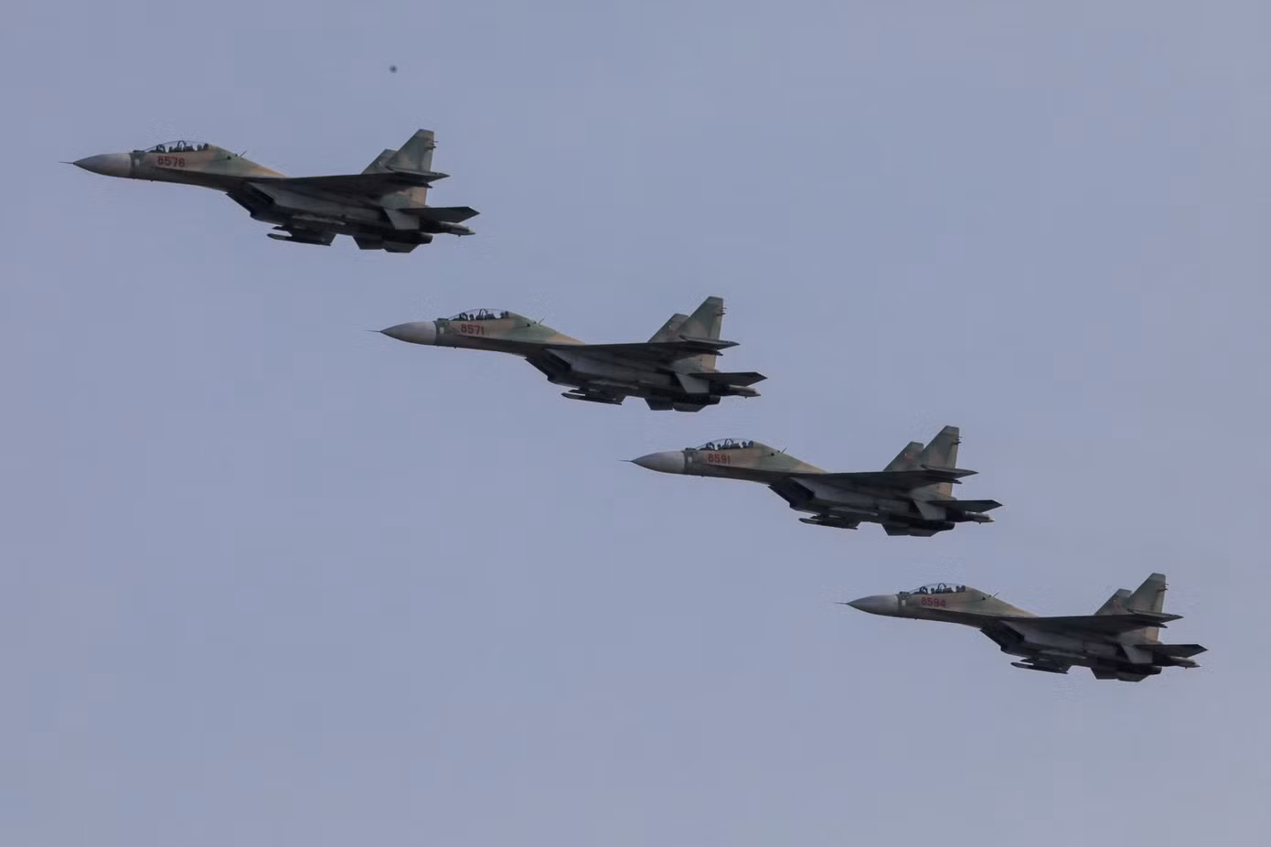 Tiếp sau đó, các máy bay Yak130, Su-30MK2 bay với đội hình mũi tên theo sau.