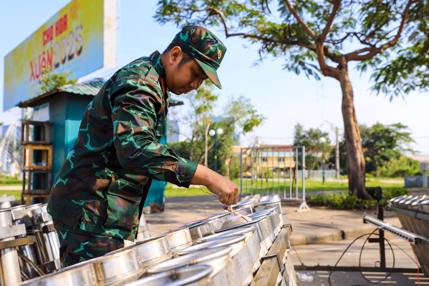 Điểm bắn tại đầu đường hầm vượt sông Sài Gòn (hầm Thủ Thiêm) có 1.500 giàn pháo tầm cao, 30 giàn tầm thấp và một số hỏa thuật.