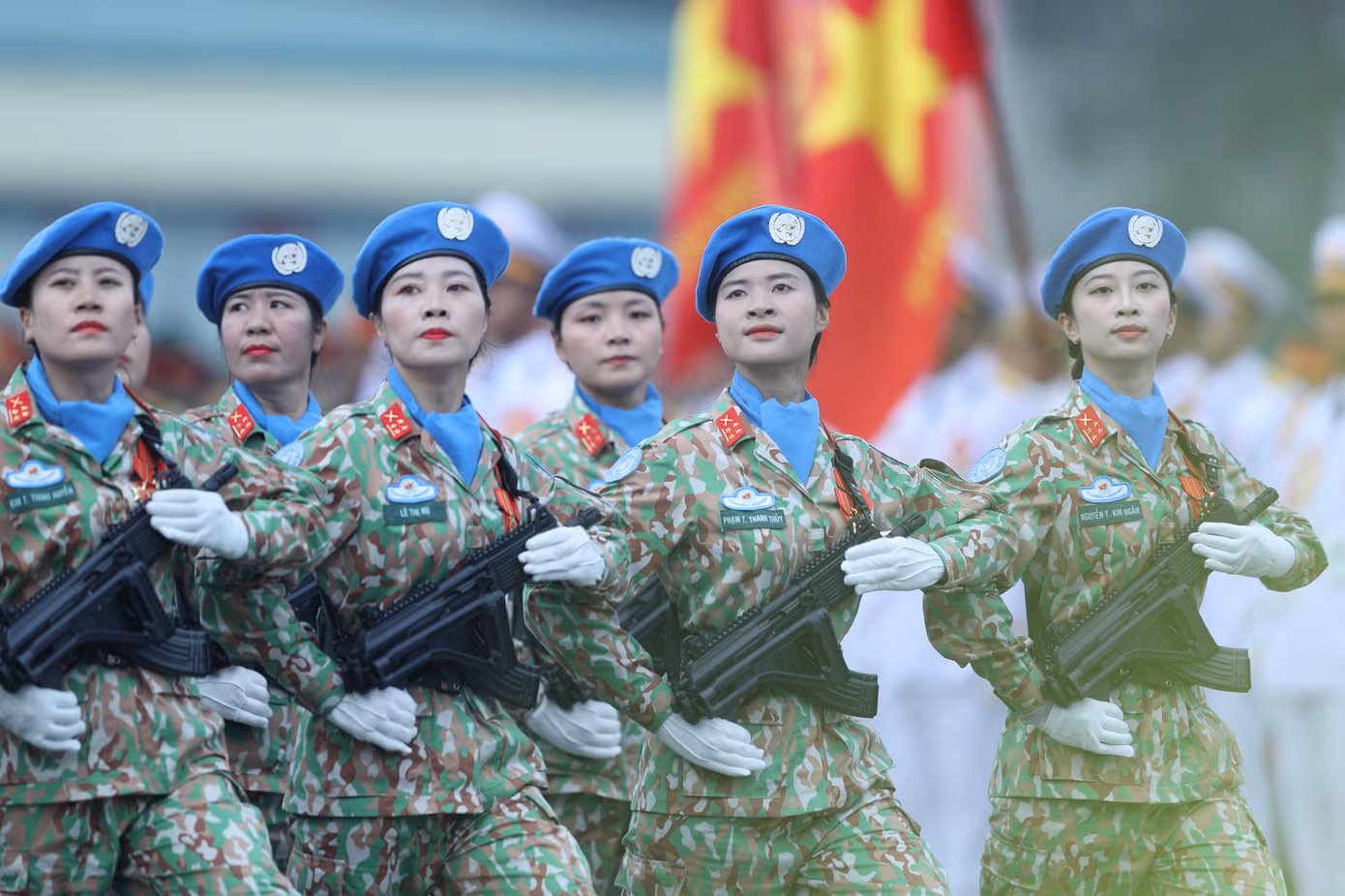 Các nữ chiến sĩ miền Bắc rạng ngời dưới nắng miền Nam.
