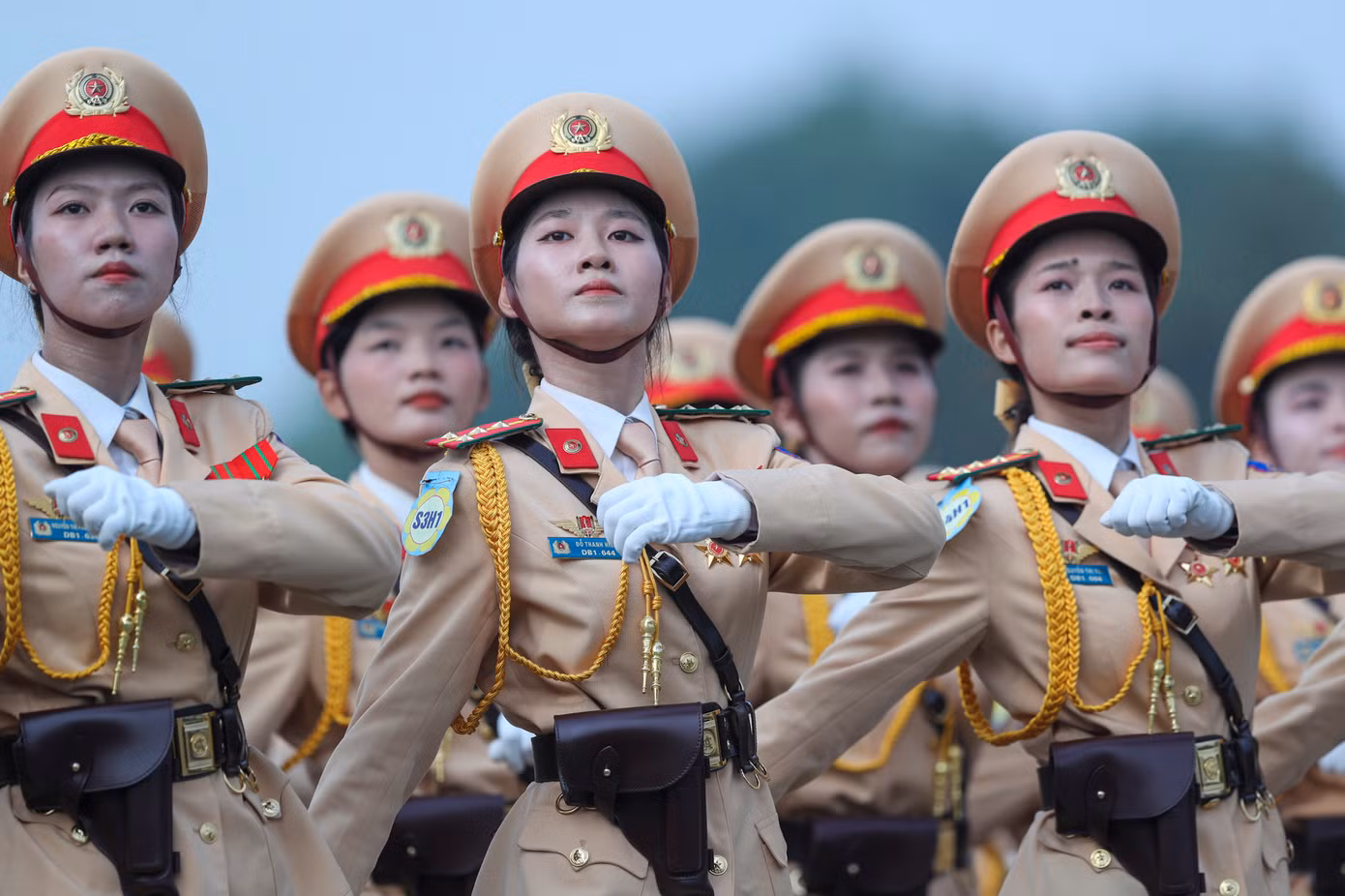 Trên khuôn mặt các cán bộ chiến sĩ mặc dù da sạm đi vì thời tiết, nhưng vẫn thể hiện được tinh thần vui tươi phấn khởi, ý chí quyết tâm cao.