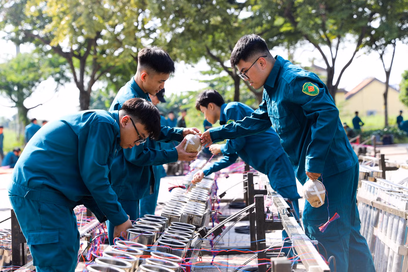 Các giàn pháo tầm thấp cũng đang được đấu nối dây. Mỗi giàn pháo có hình dạng khác nhau để tạo hiệu ứng về màu sắc và tầm bắn. Một giàn pháo hoa tầm cao có thể bắn cao hơn 200m.