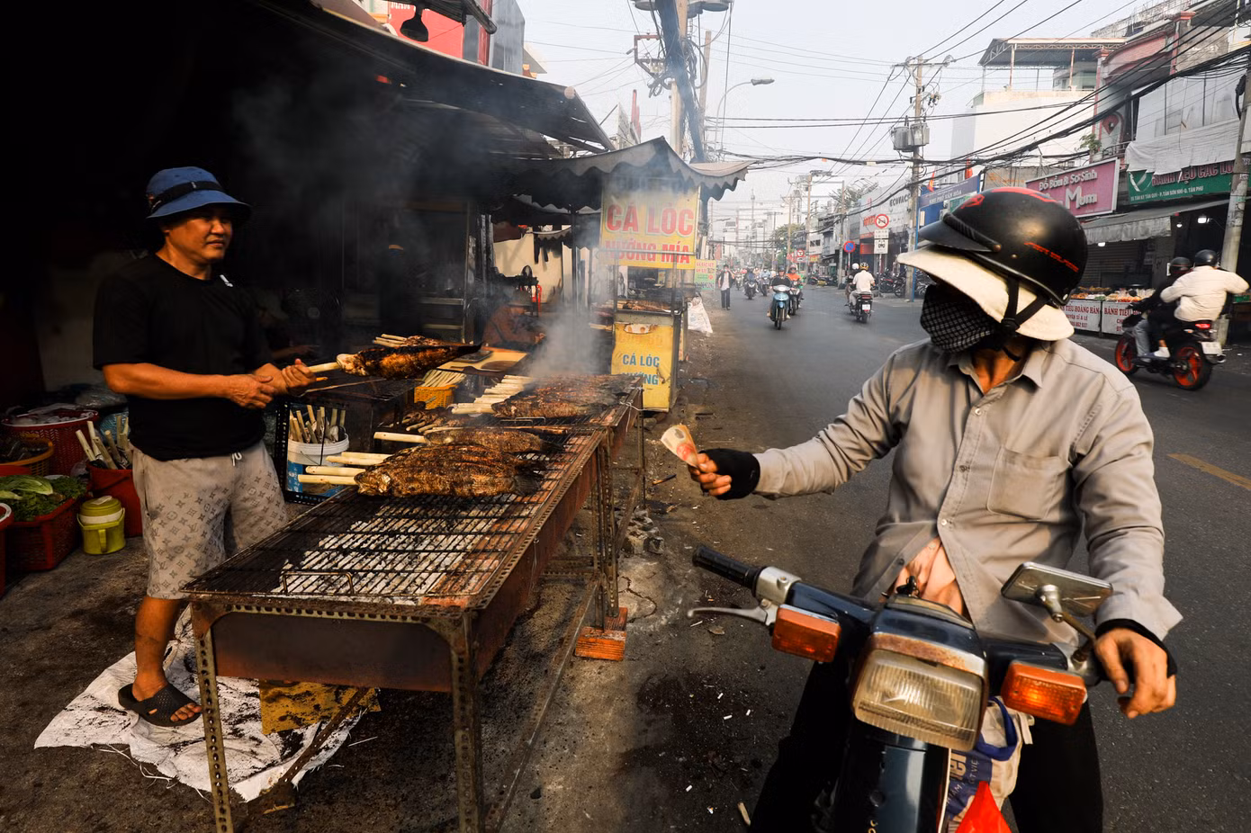 Người dân từ những nơi rất xa cũng tìm đến "phố cá lóc nướng" nổi tiếng này để mua cá. Nhiều người chia sẻ tranh thủ mua sớm từ chiều ngày hôm này vì sáng mai sẽ rất đông.