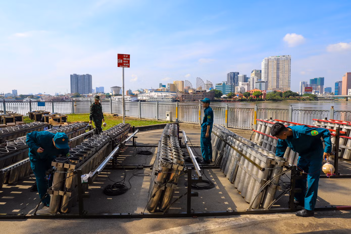 Các màn trình diễn pháo hoa thường được thiết kế với nhiều màu sắc và hình dạng khác nhau, thể hiện sự sáng tạo và nghệ thuật của các nhà thiết kế.