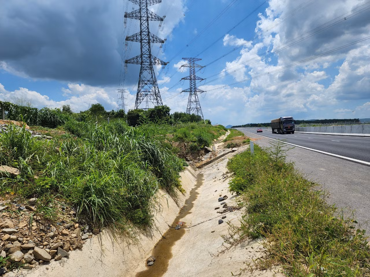 Mương thu gom nước tại Km 25+419 cao tốc Phan Thiết - Dầu Giây.