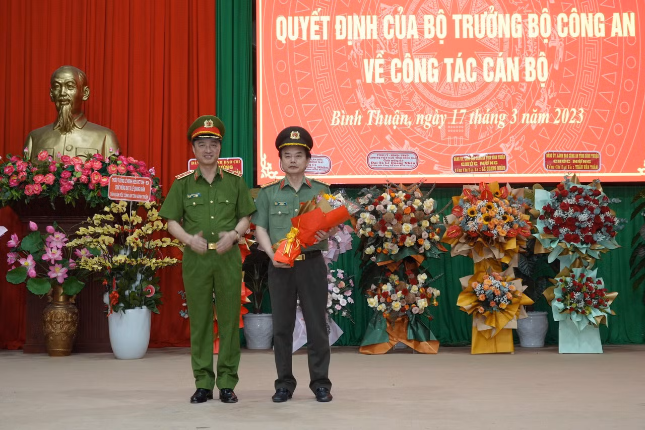 Trung tướng Nguyễn Duy Ngọc, Thứ trưởng Bộ Công an tặng hoa chúc mừng Đại tá Trần Văn Toản.