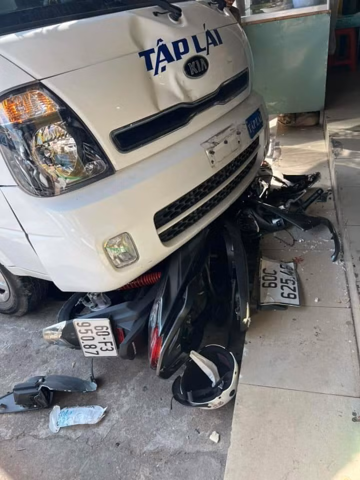 Cả xe tập lái và xe máy của nữ sinh bị hư hỏng.