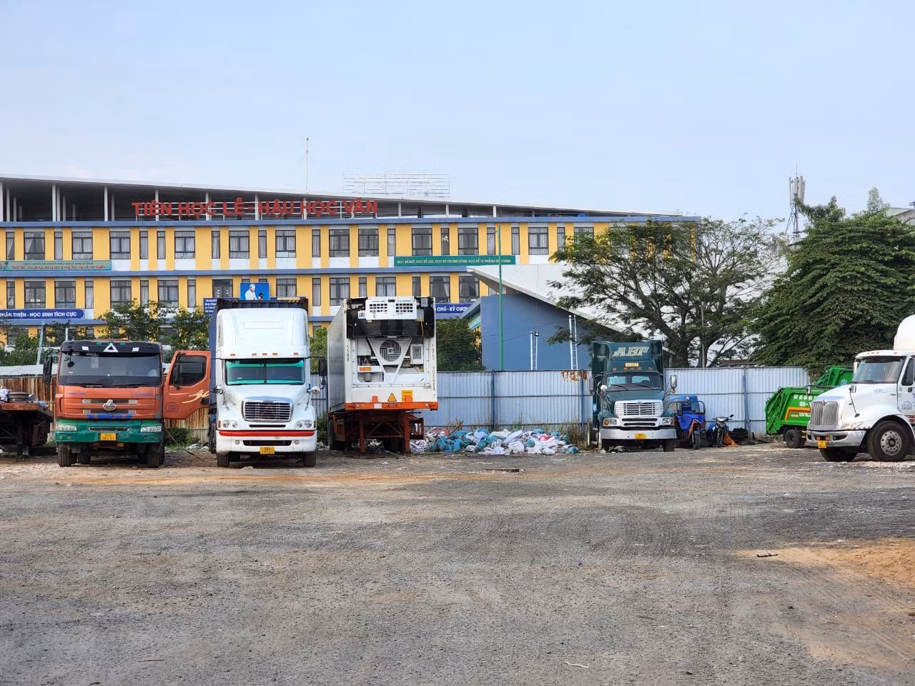 Khu nhà ở xã hội MR1 ở quận 7, dù đã khởi công 1 năm nhưng đang làm bãi giữ xe vì chưa đủ pháp lý để xây dựng.
