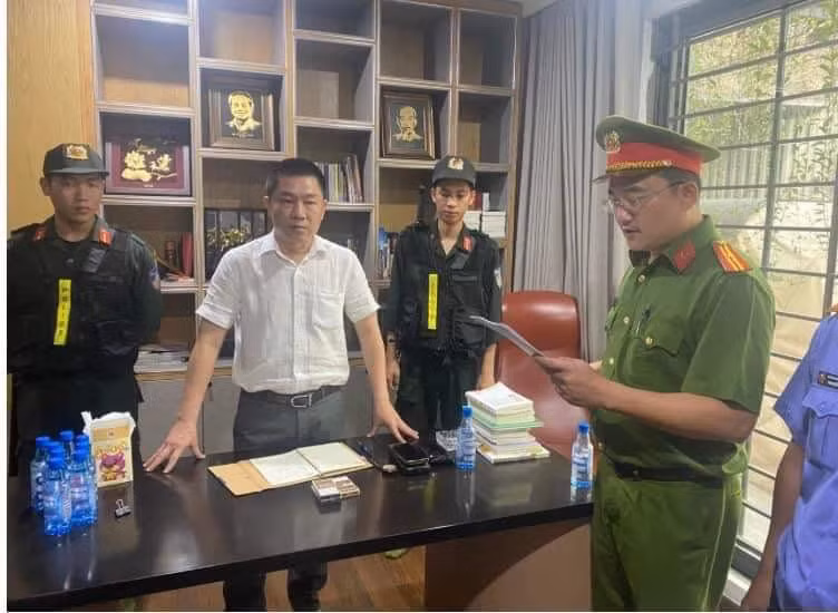 Cơ quan CSĐT Công an tỉnh Đồng Nai phối hợp cùng với Viện Kiểm sát nhân dân tỉnh tổ chức thi hành Lệnh khám xét chỗ ở, nơi làm việc của bị can Nguyễn Khánh Hưng.