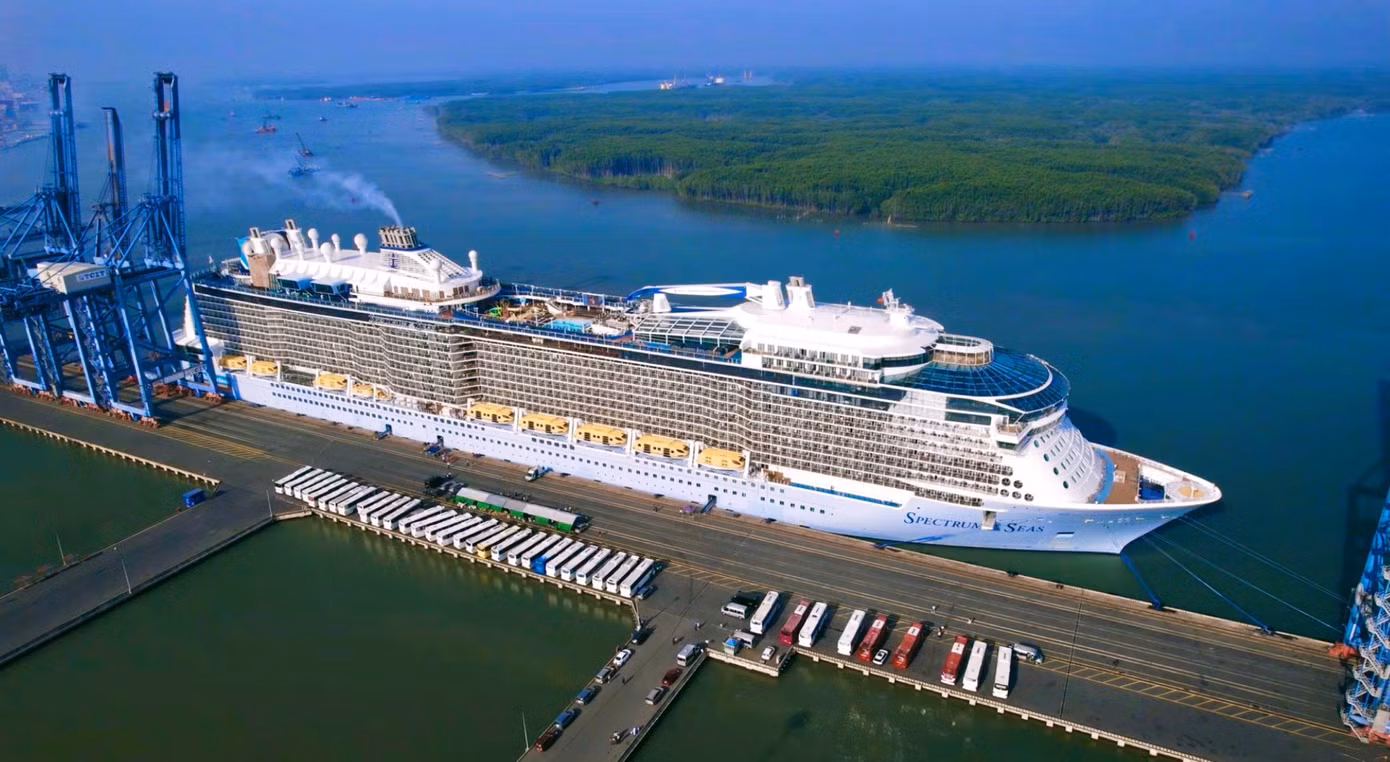 Tàu Spectrum of The Seas cập cảng Tân Cảng - Cái Mép thuộc thị xã Phú Mỹ, tỉnh Bà Rịa – Vũng Tàu.