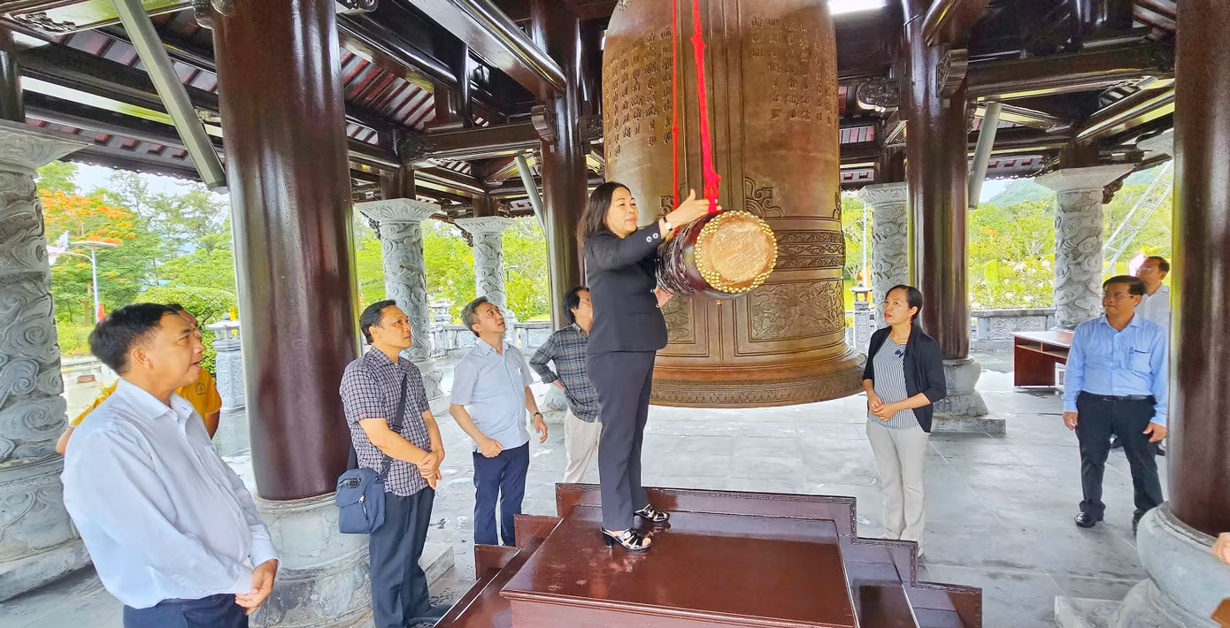 Bà Nguyễn Thị Yến, Phó Bí thư Thường trực Tỉnh ủy, Trưởng đoàn ĐBQH tỉnh kiểm tra khu vực lầu chuông tại Đền thờ Côn Đảo hôm 16/7.