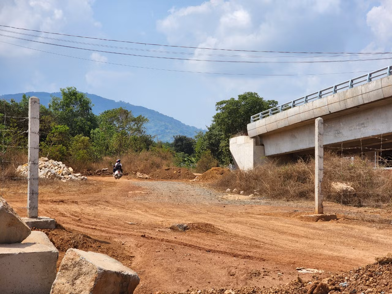 Nhiều vị trí đường gom, đường ngang dân sinh, hệ thống thoát nước trên cao tốc Phan Thiết - Dầu Giây còn ngổn ngang. Nhiều vị trí đường gom, đường ngang dân sinh, hệ thống thoát nước trên cao tốc Phan Thiết - Dầu Giây còn ngổn ngang.