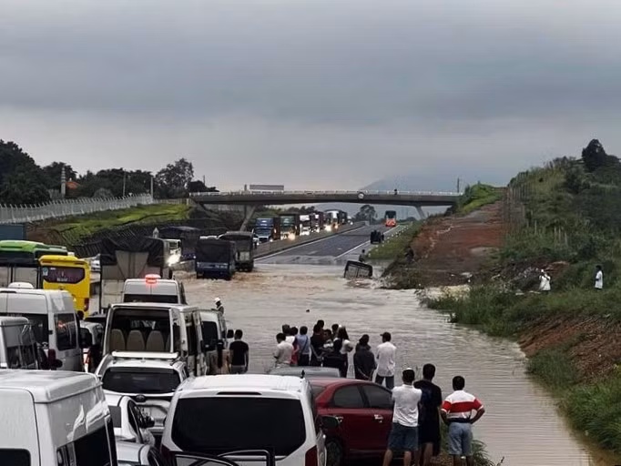 Vào sáng 29/7, tại Km25+419 trên cao tốc Phan Thiết - Dầu Giây, nước tràn vào làm cao tốc bị ngập sâu gần 1m khiến giao thông qua khu vực này bị tê liệt.