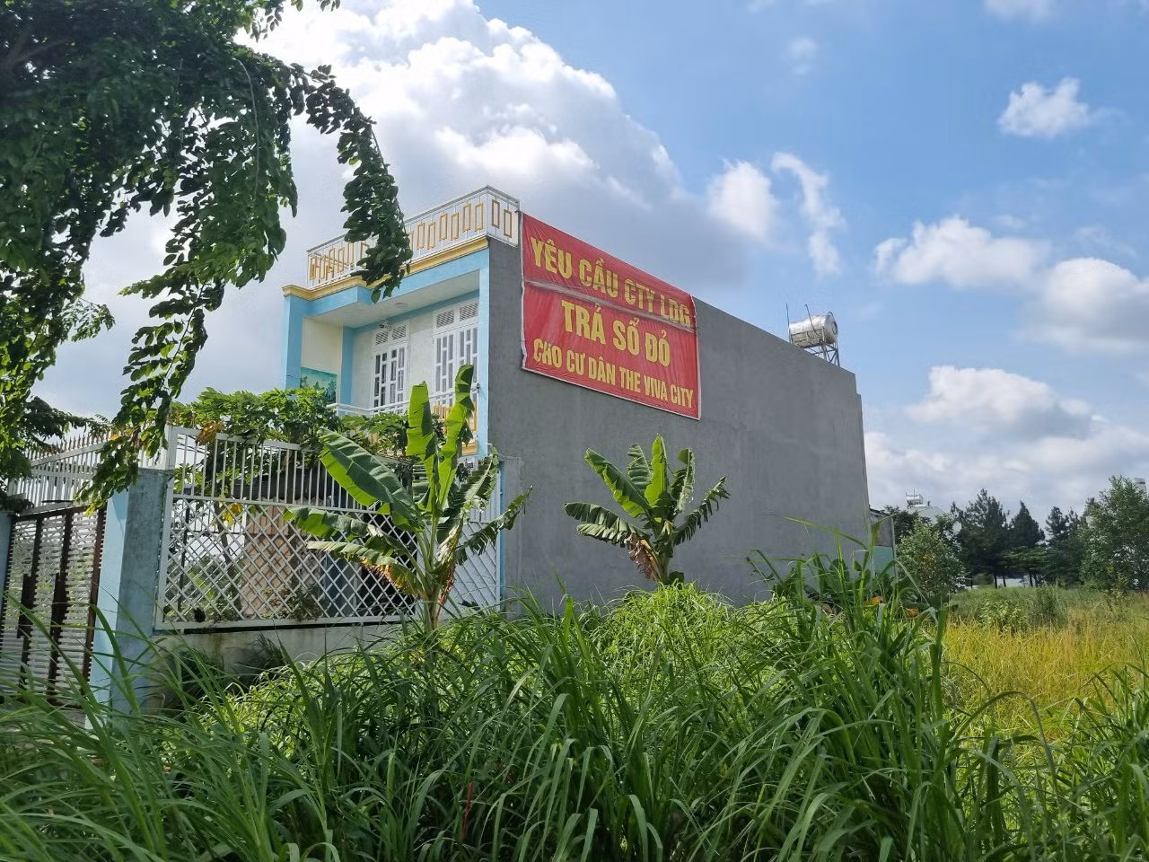 Nằm cạnh Khu dân cư Tân Thịnh, dự án Khu đô thị The Viva City có diện tích 97 ha cũng do Công ty CP Đầu tư LDG làm chủ đầu tư đang bị cư dân căng băng rôn đòi sổ đỏ.