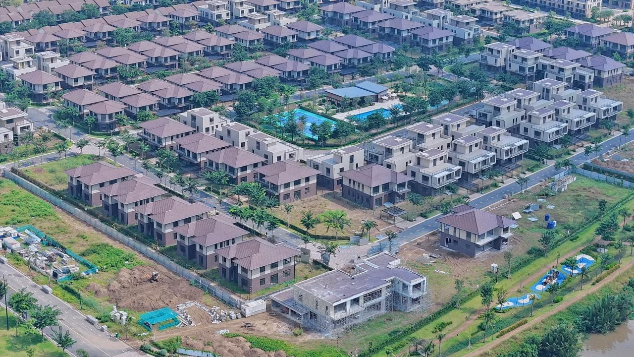 Tiến trình phục hồi của thị trường bất động sản chắc chắn sẽ tiếp tục phân hóa theo phân khúc và khu vực bởi khả năng hấp thụ khác nhau.