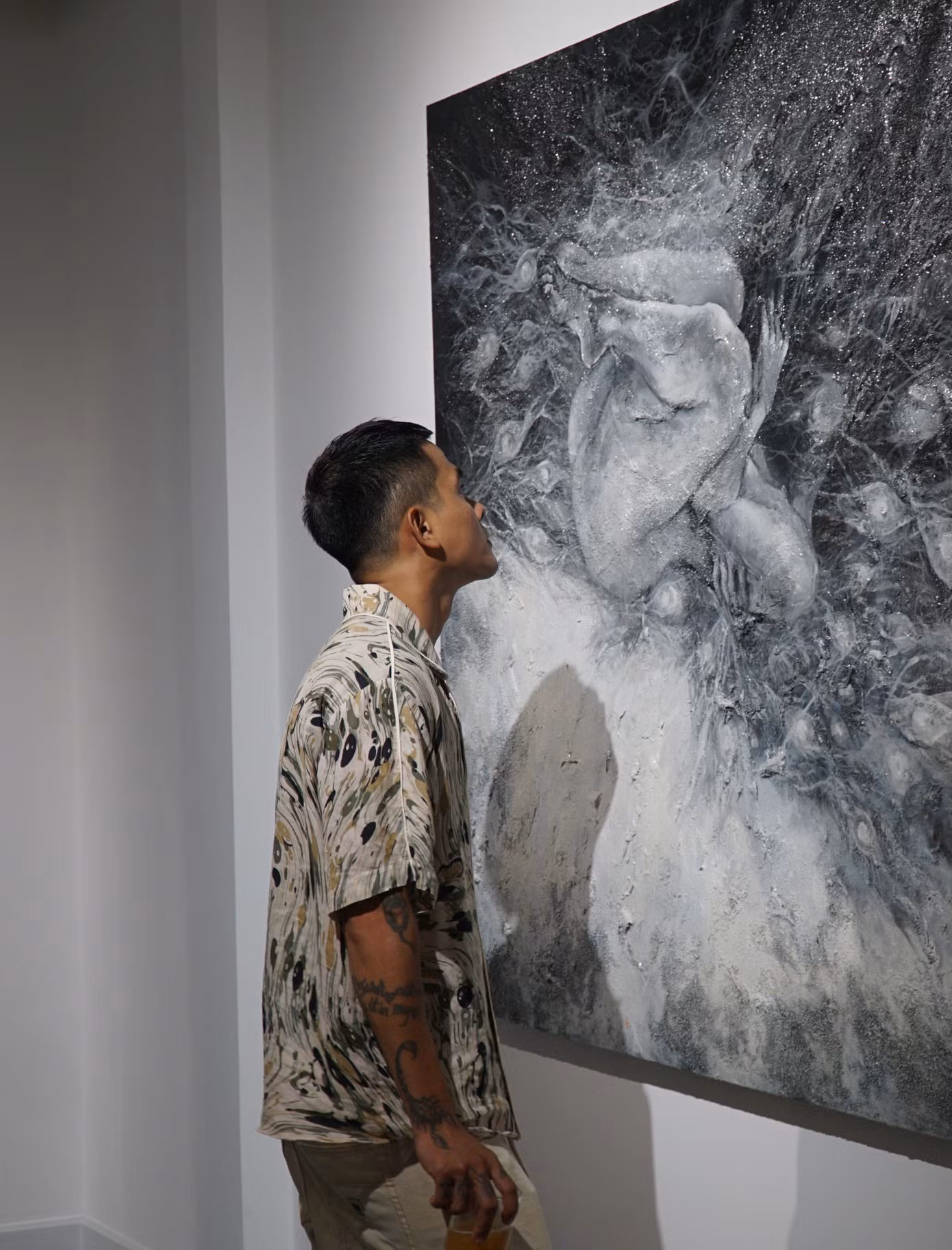 Một bạn trẻ đang xem tranh.