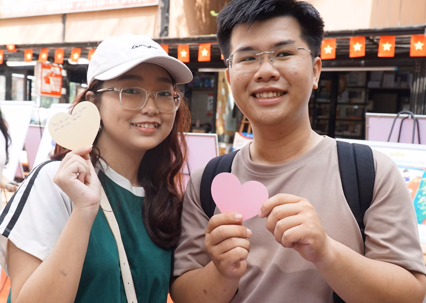 2 bạn trẻ gửi lời yêu thương với các tác phẩm Nguyễn Nhật Ánh qua trái tim.