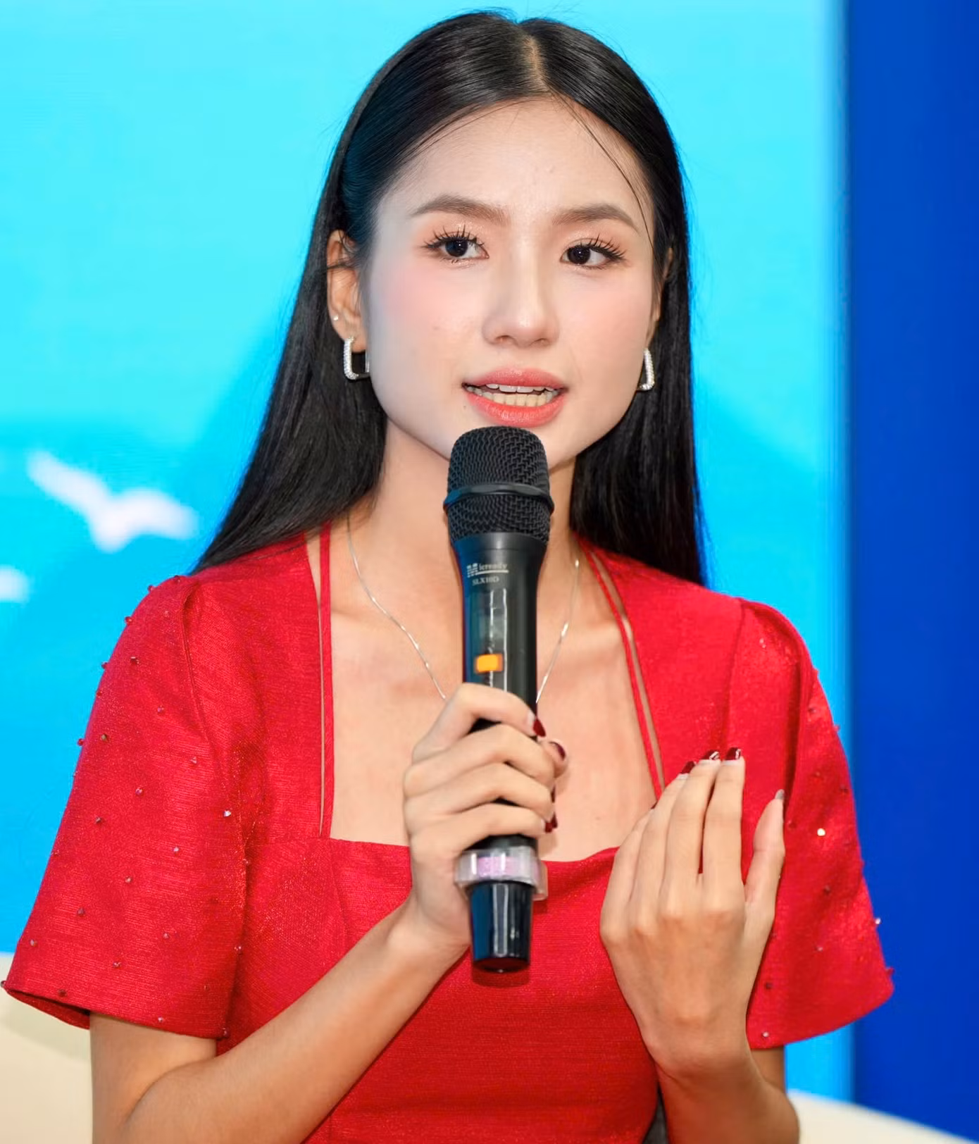 Hoa hậu Nguyễn Thanh Hà trao đổi tại toạ đàm.