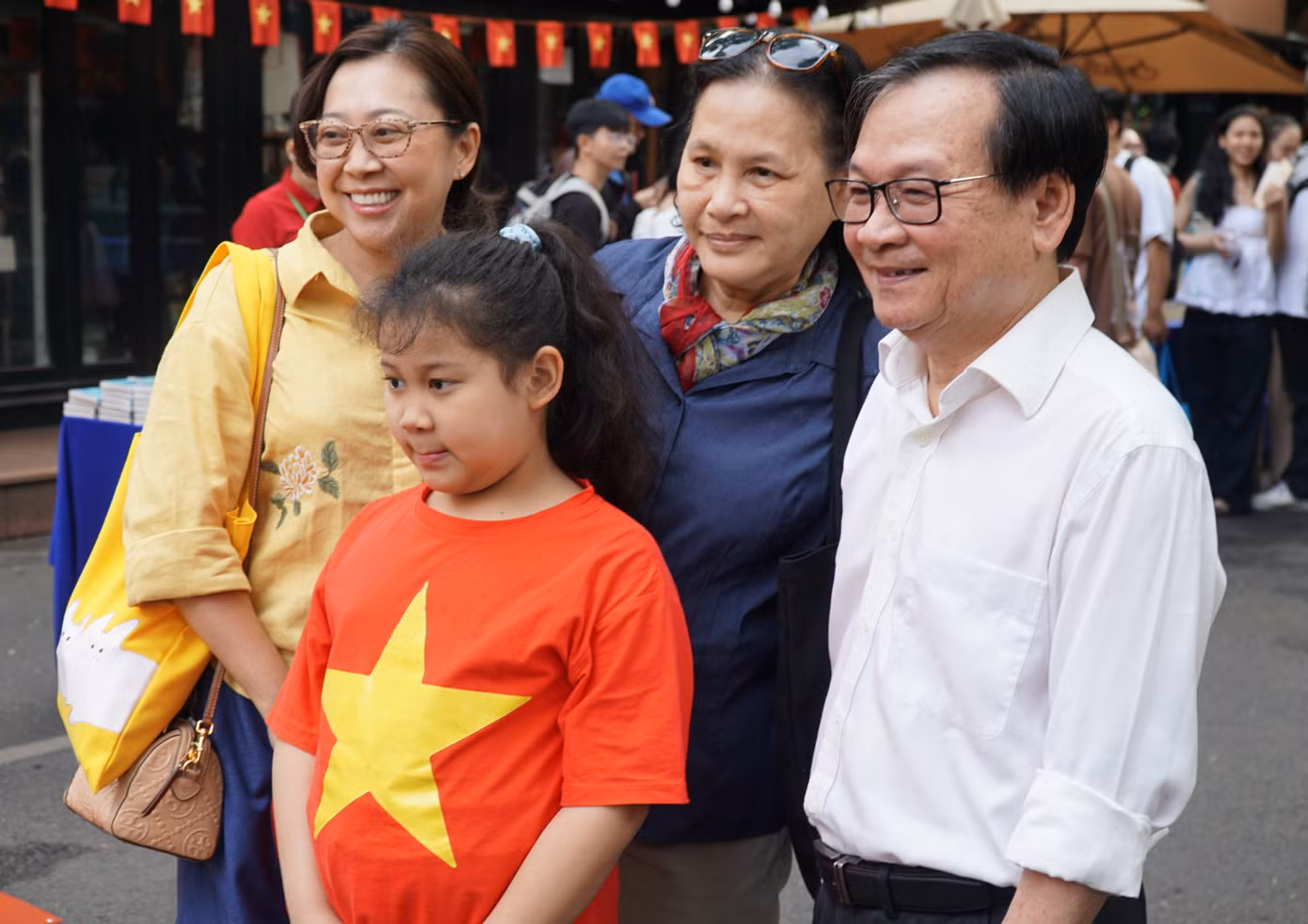 Một gia đình 3 thế hệ cùng chụp chung với nhà văn.