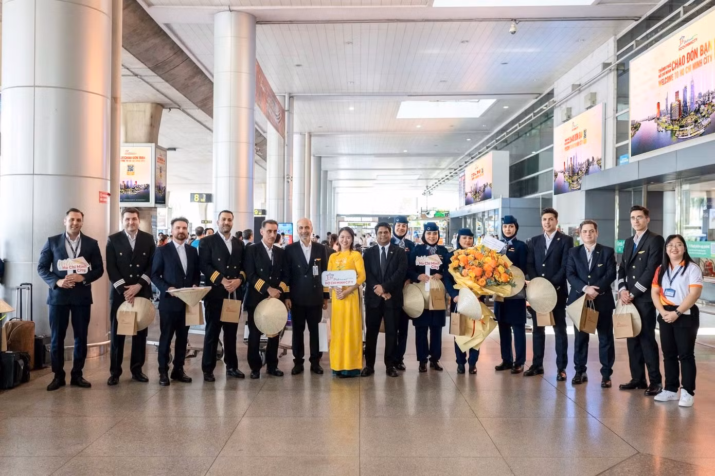 Đại diện đoàn khách chụp hình tại sân bay Tân Sơn Nhất.