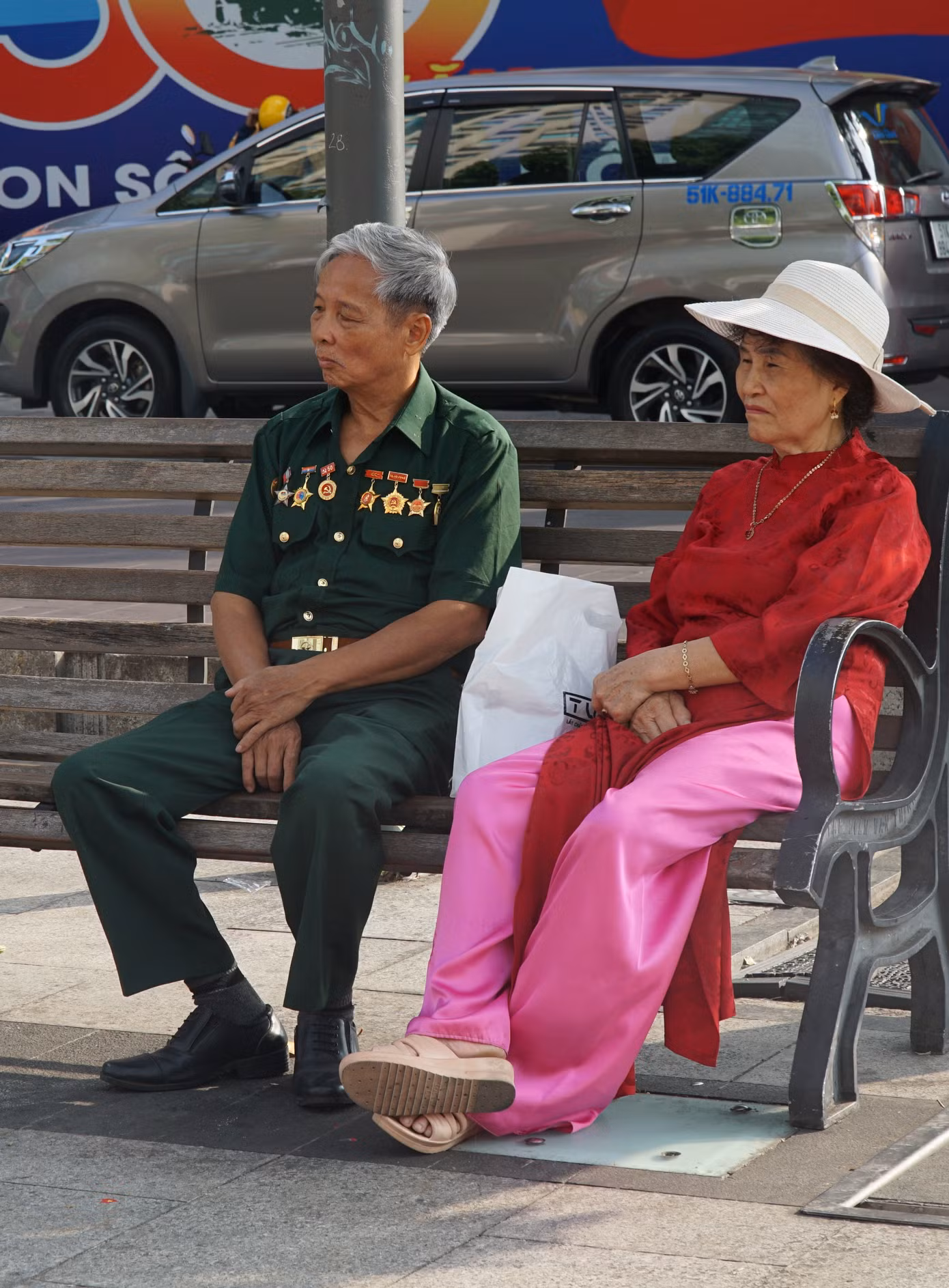 Một cựu chiến binh ngồi nghỉ chân bên Bến Bạch Đằng..