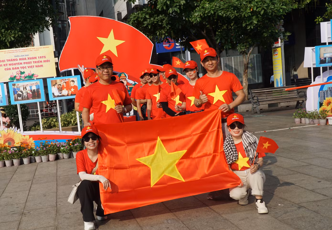 Bên lá cờ Tổ quốc.