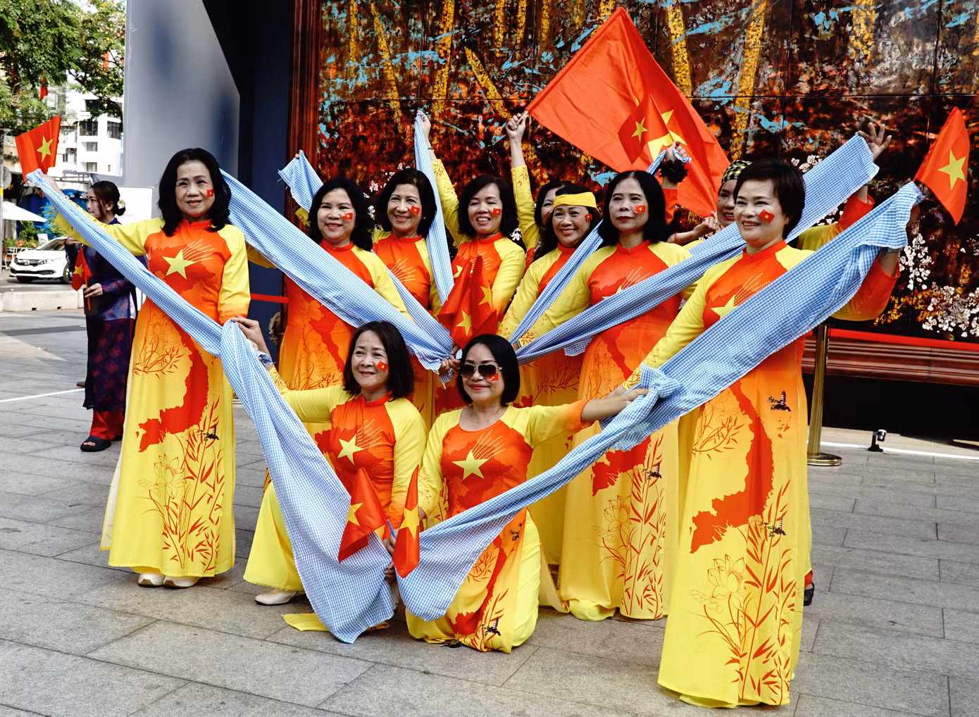 Vẻ đẹp áo dài và khăn rằn.