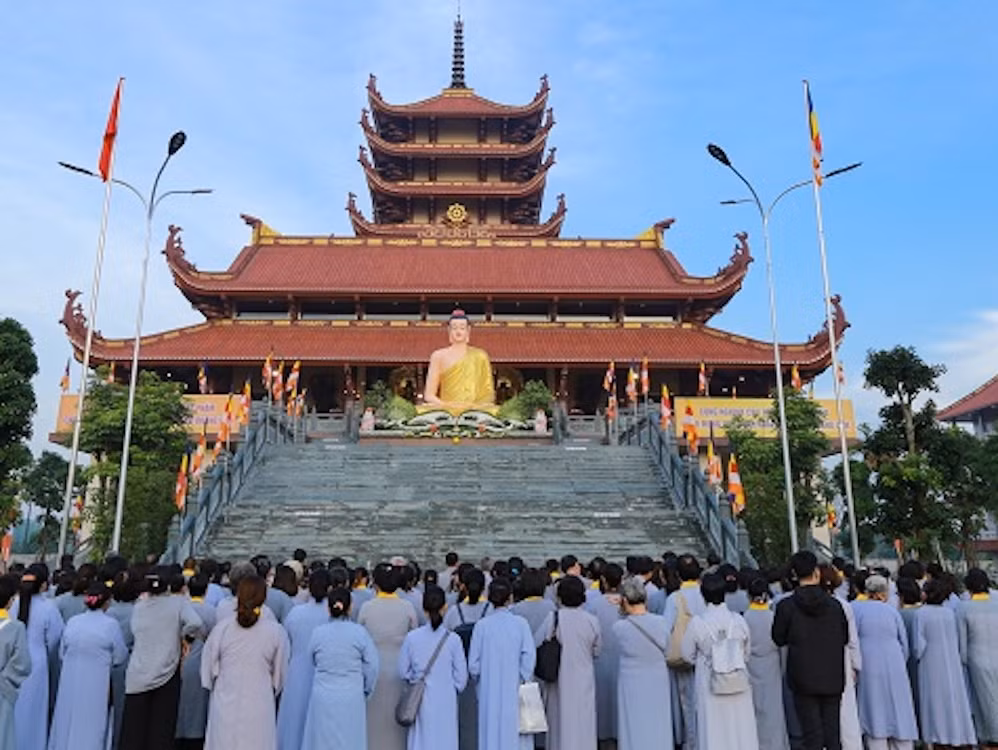 Du khách thăm viếng chùa Phật Cô Đơn.