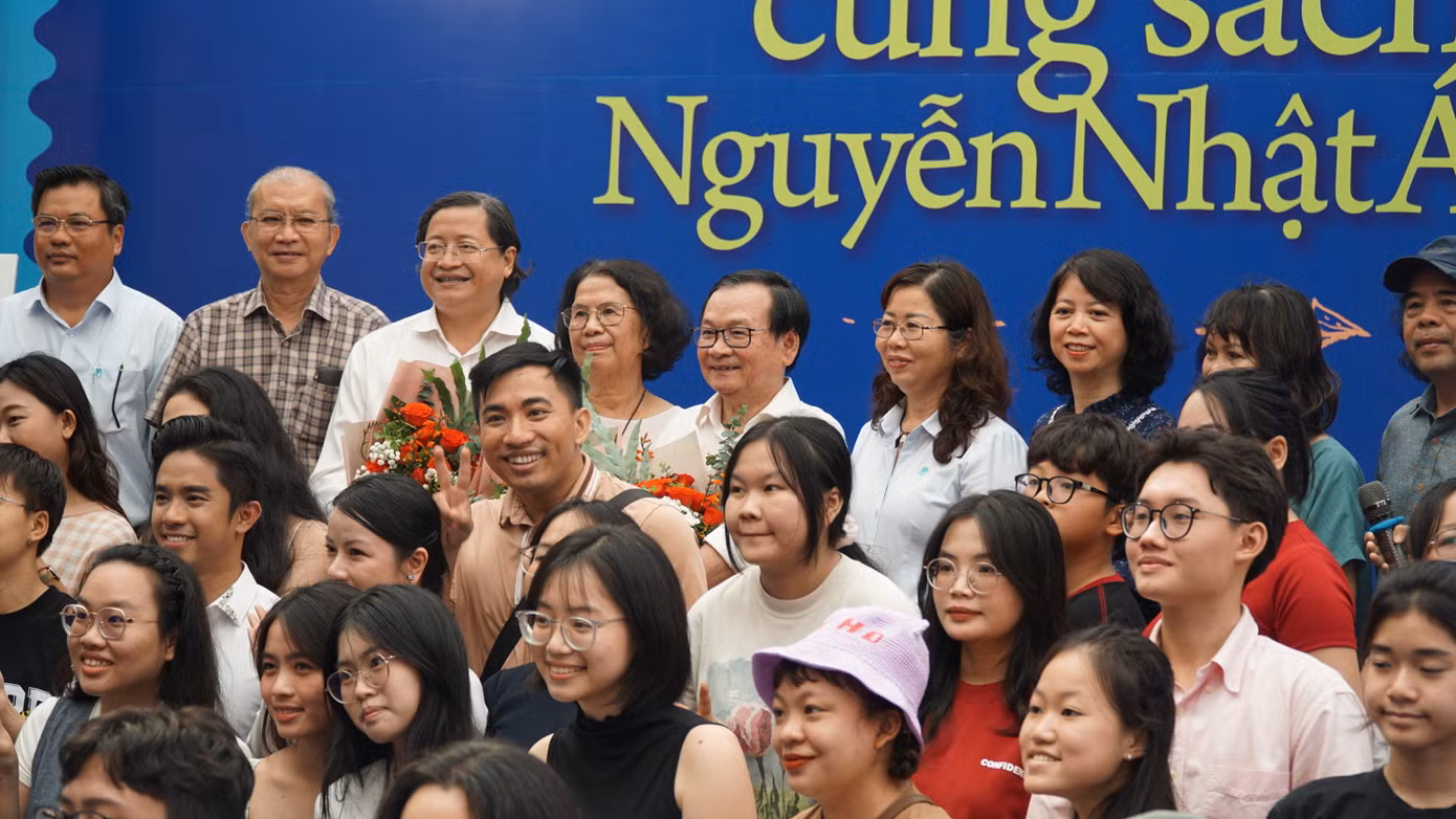 Bạn đọc và các thành viên NXB Trẻ chụp hình lưu niệm với nhà văn Nguyễn Nhật Ánh.