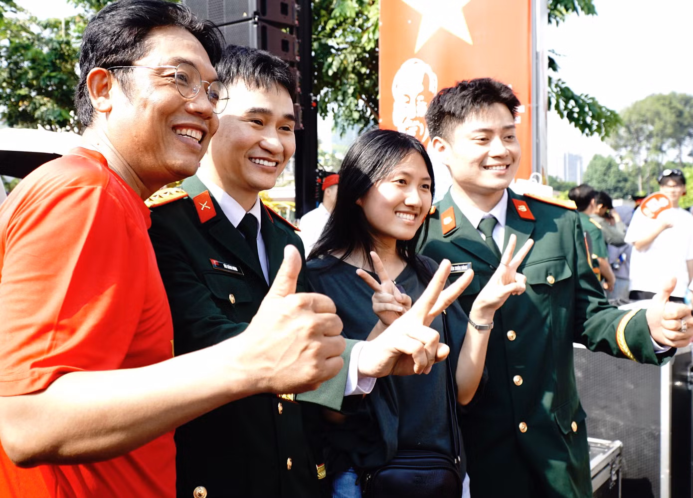 Các chiến sĩ cùng chụp chung tấm hình với một cặp đôi.