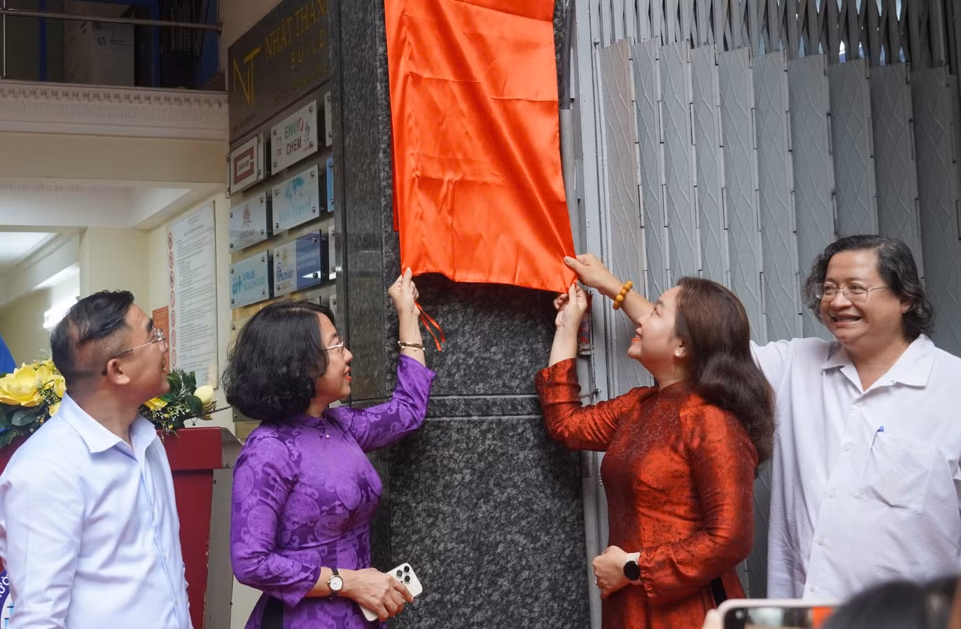 Đại diện Sở Văn hoá- Thể thao TPHCM cùng lãnh đạo phường Nguyễn Thái Bình tổ chức gắn tên mới cho Di tích trụ sở báo Dân Chúng.