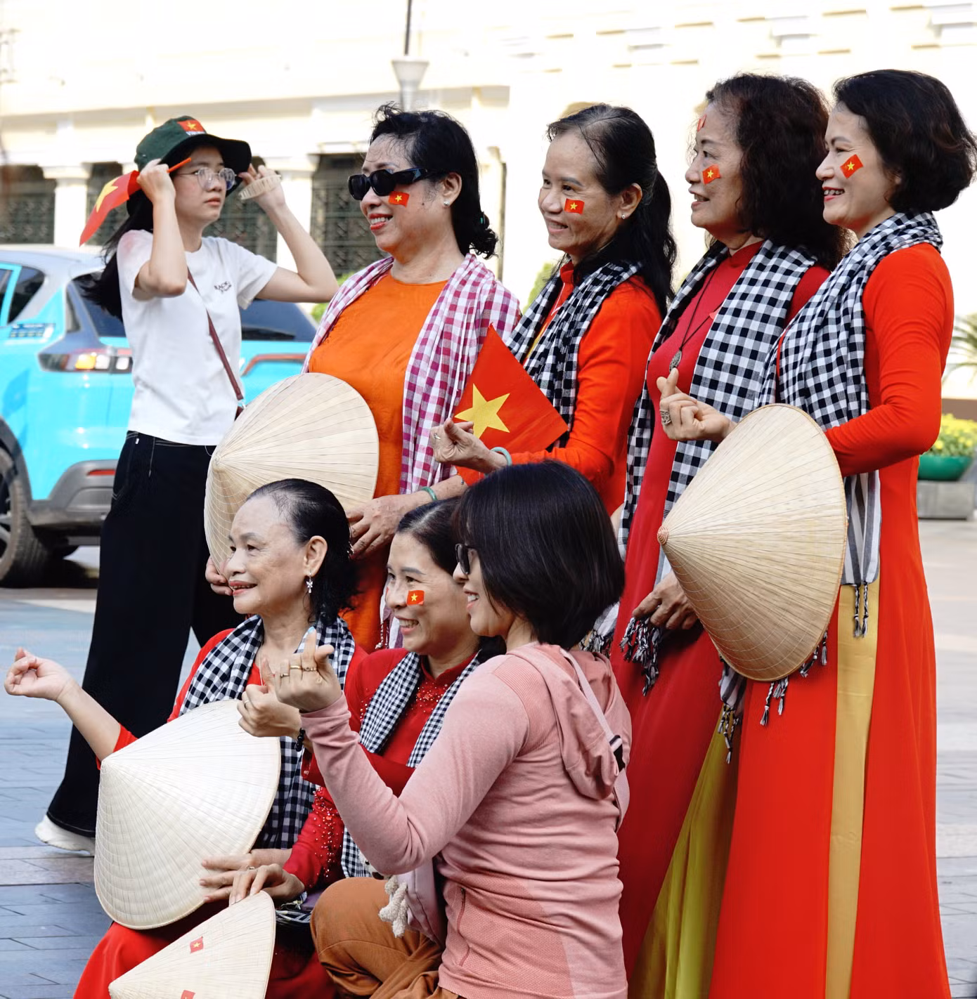Các mẹ cũng tạo dáng lên hình.