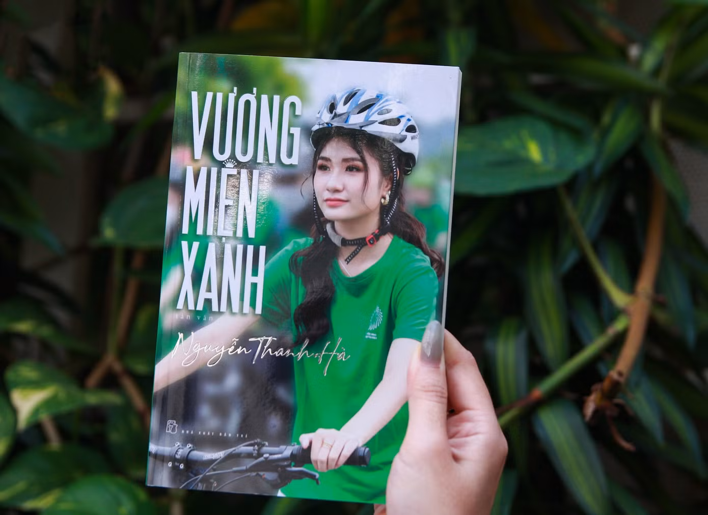 Cuốn sách Vương miện xanh của Nguyễn Thanh Hà.