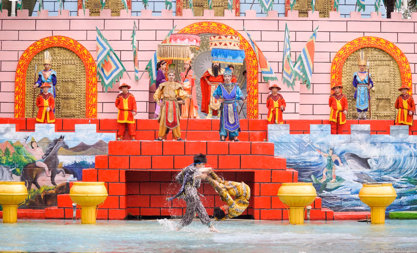 Show diễn Sơn Tinh - Thuỷ Tinh tại Công viên văn hoá Suối Tiên.