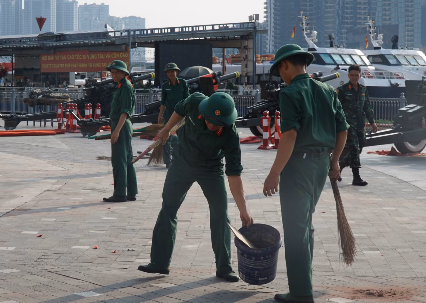 Lực lượng bộ đội tranh thủ dọn dẹp vệ sinh khu vực Bến Bạch Đằng.