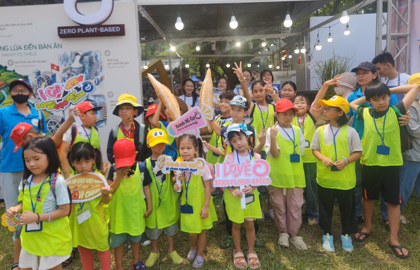 Một nhóm em bé đang chụp hình cùng món bánh mình yêu thích