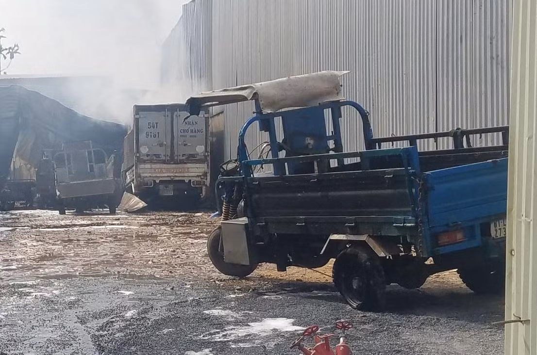 Nhiều tài sản bị hư hại sau vụ cháy.