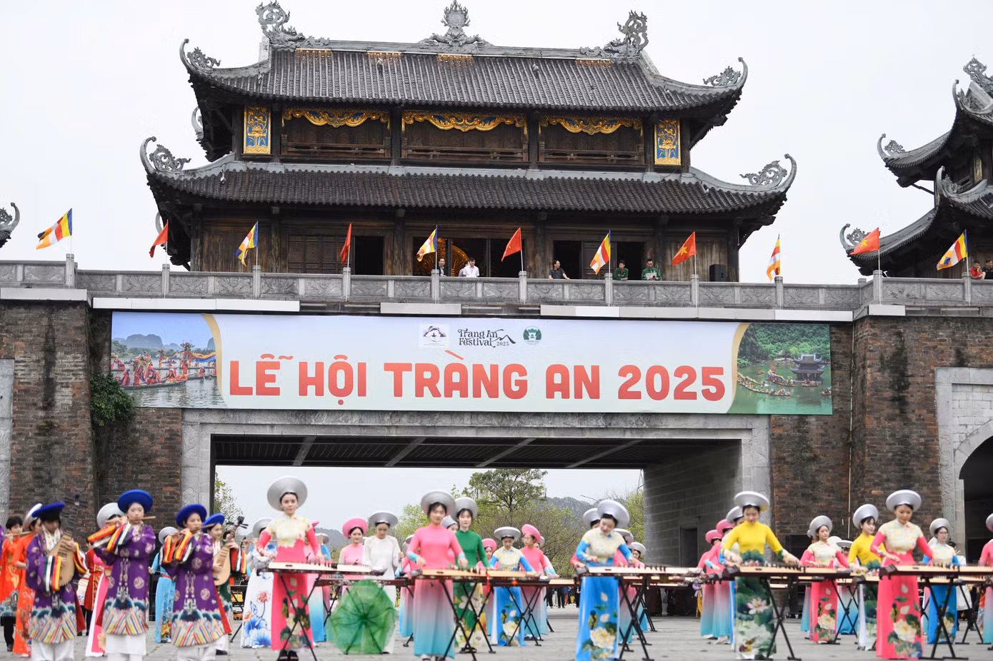 Tiết mục khai mạc lễ hội. Ảnh: Tràng An.