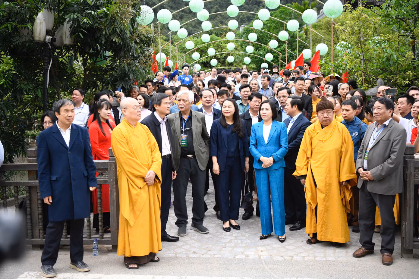 Các đại biểu Trung ương và địa phương tham dự lễ hội Tràng An. Ảnh: Như Ý.