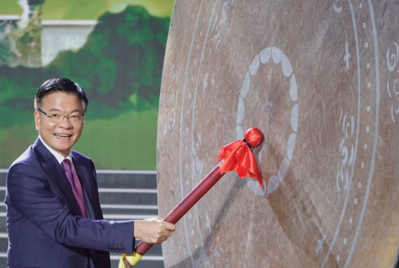 Phó Thủ tướng Chính phủ Lê Thành Long đánh trống khai hội Hoa Lư năm 2025. Ảnh: Đức Nguyên.
