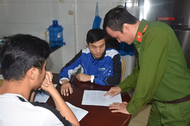 Công an thành phố Thanh Hóa lập biên bản vi phạm đối với Mai Văn Hùng, trưởng nhóm tại một điểm trên địa bàn thành phố Thanh Hóa