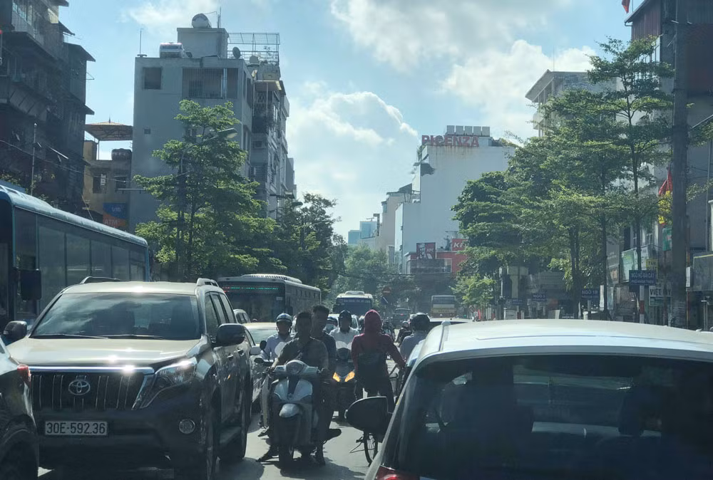 Ùn tắc kéo dài trên đường Khâm Thiên ảnh 2